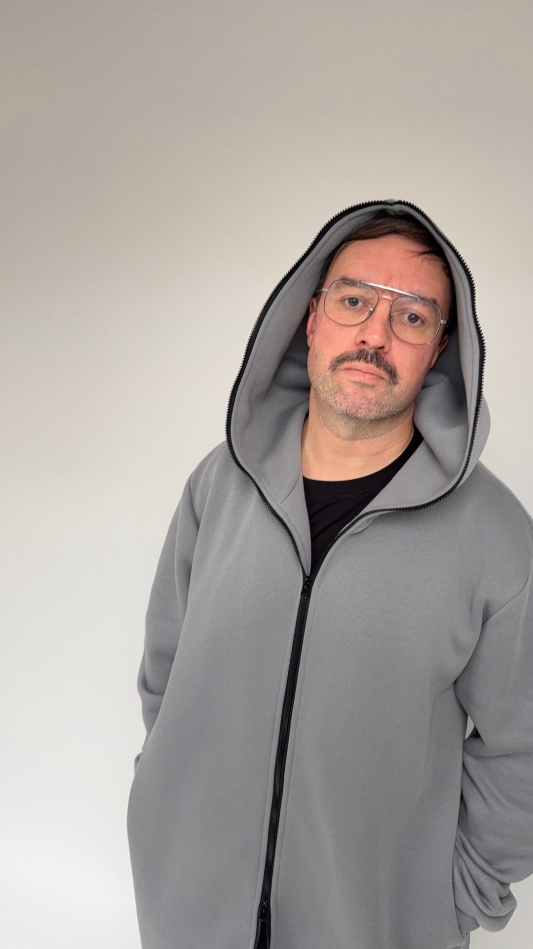 Pilkas hoodie priekio vaizdas