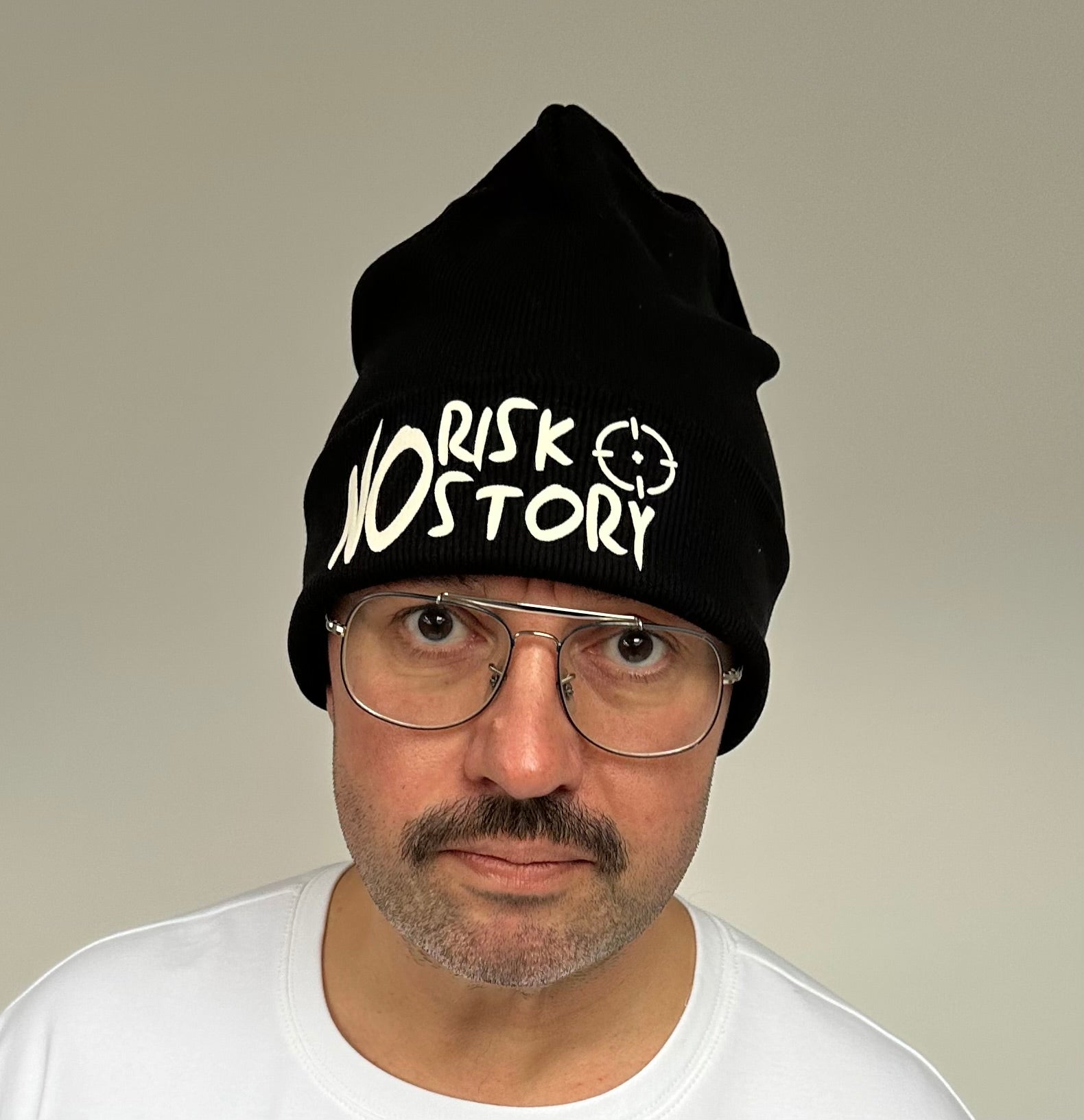NO RISK NO STORY Kepurė - Juoda ant žmogaus
