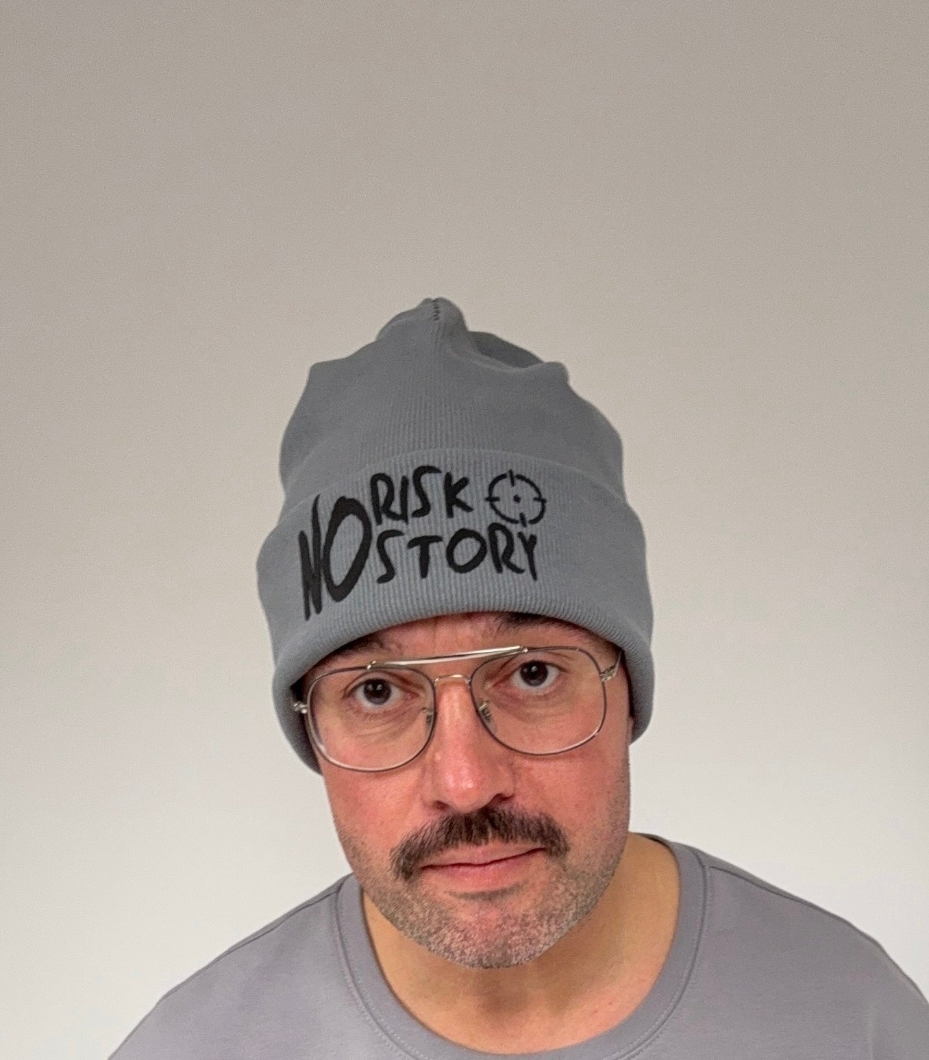 NO RISK NO STORY Kepurė - Pilka ant žmogaus